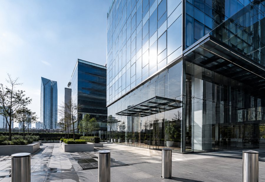 Maslak'ta cam cepheli ofis plazası